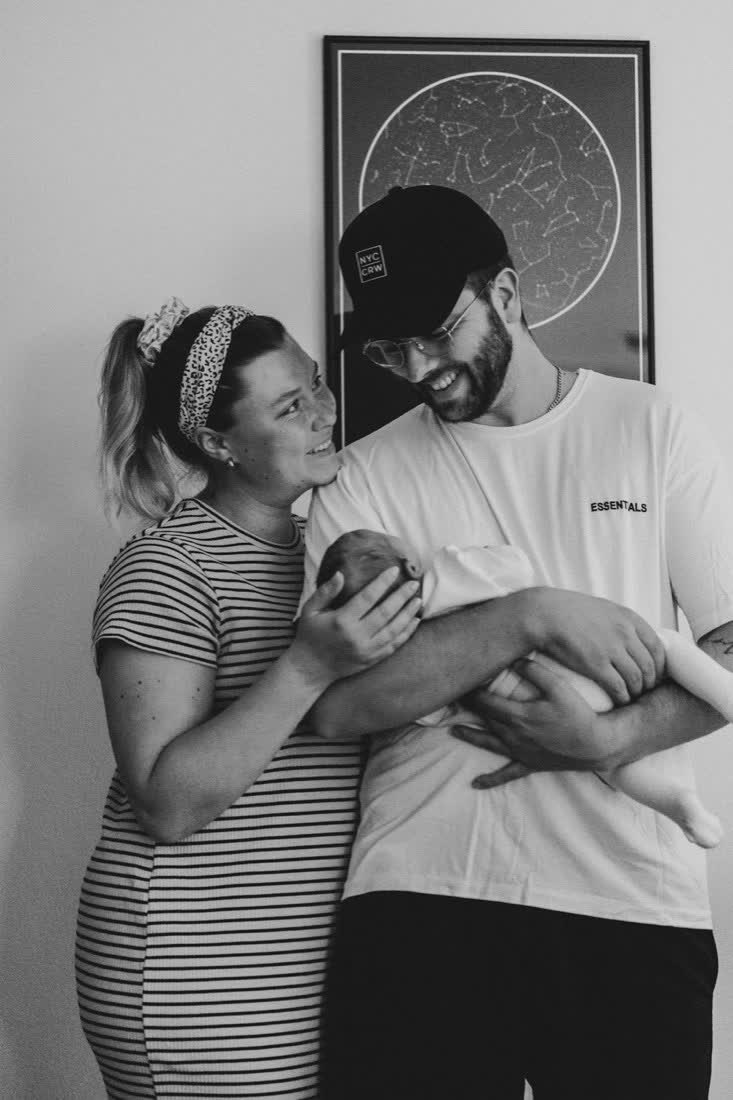 Caro mit ihrer Familie und Baby (Schwarz-Weiß-Foto)