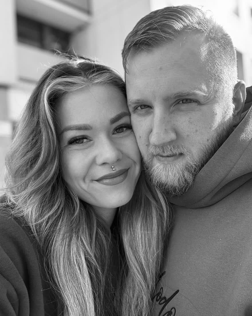 Denise und Lino von Die Meedtis, Wange an Wange (Schwarz-Weiß-Foto)